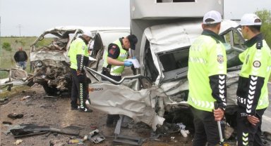 Konya'da kamyonetle minibüs çarpıştı