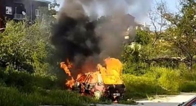Konya'da park halindeki otomobil cayır cayır yandı