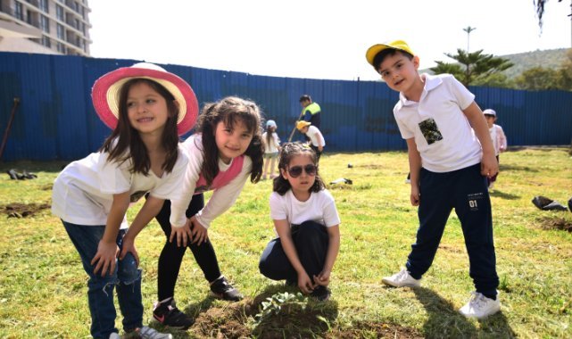 Minik eller zeytin fidanlarını toprakla buluşturmanın heyecanını yaşadı