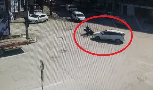 Motosikletiyle otomobile böyle çarptı: Son anda kurtuldu