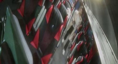 Otobüste genç kadının tabletini çalıp yanından böyle geçti