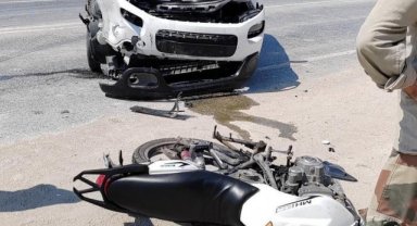 Otomobil ile motosiklet kafa kafaya çarpıştı