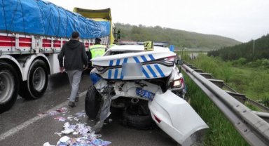 Otomobil park halindeki polis aracına çarptı