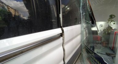 Otomobille minibüs çarpıştı: Minibüs iş yerine girdi