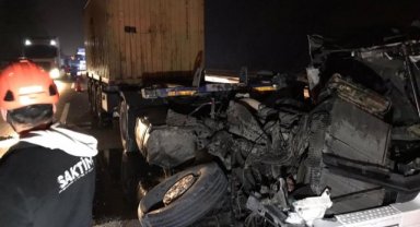 Otoyolda feci kaza: Paramparça olan tırın kupasından sağ çıktı