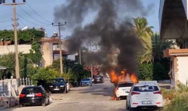 Park halindeki otomobilin alev alev yandığı