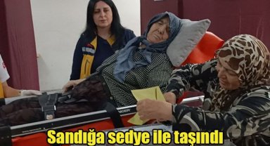 Sandığa sedye ile taşındı