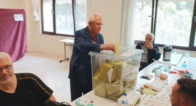 Selvitopu çifti oylarını kullandı: Güzel bir İzmir gününde oylarımızı kullandık