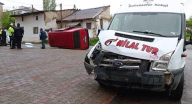 Servis aracı minibüse çarptı: 5 yaralı