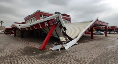 Şiddetli yağış galerilerin çatılarını çökertti, araçlar zarar gördü
