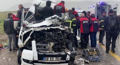 Sivas'ta feci kaza: Servis aracı ile tır çarpıştı