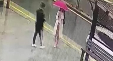 Telefon dolandırıcılarının tuzağına düşen kadın para dolu poşeti böyle verdi