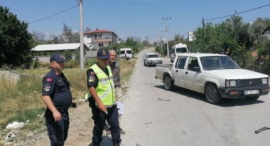 Turistlerin bulunduğu otomobil kamyonetle çarpıştı