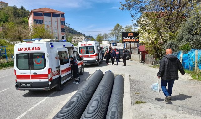 Türkeli'de 2 otomobil çarpıştı: 3 yaralı