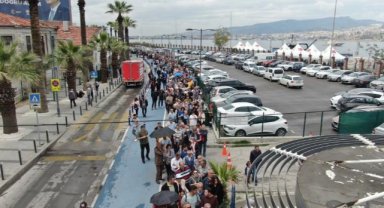 Yağmurlu havaya rağmen TCG Anadolu'ya İzmir'de yoğun ilgi