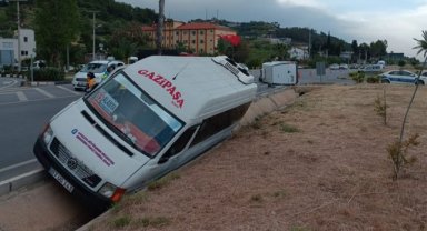 Yolcu minibüsüyle kamyonet çarpıştı
