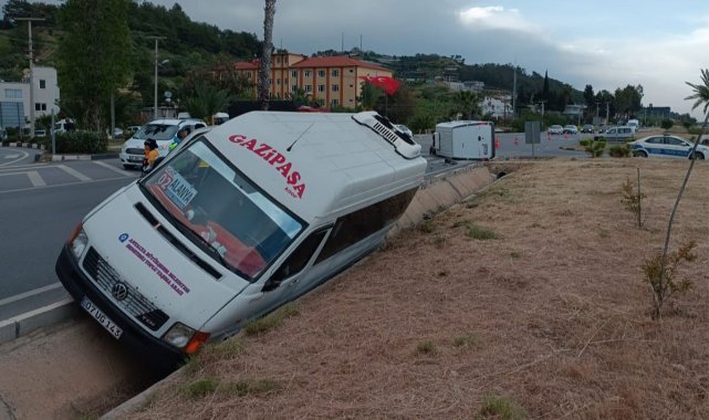 Yolcu minibüsüyle kamyonet çarpıştı