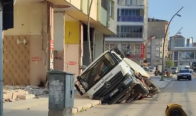 Ağır hasarlı binanın önündeki yol çöktü, araç içerisine düştü