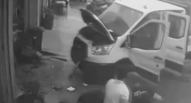 Akü değiştirken bir anda yola savruldular