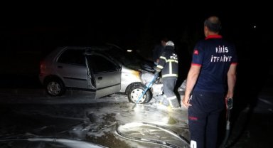 Alev alan otomobil refüje çarparak durabildi