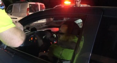 Alkollü yakalandı, direksiyon başında alkol almaya devam etti