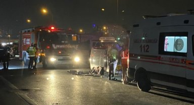 Bariyerlere çarpan araç yan yattı: 1 ölü