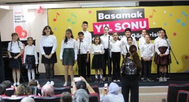 BASAMAK kursiyerleri sahnede: Sandal, 7’den 70’e tüm kursiyerleri tebrik etti