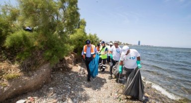 Başkan Soyer daha temiz bir İzmir için çocuklar ve gönüllülerle atık topladı