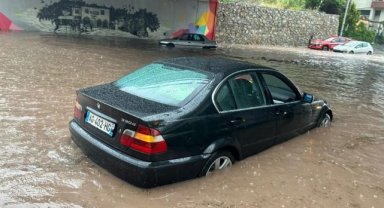 Başkentte araçlar alt geçitte sular altında kaldı