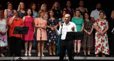 Bornovalılar türküler eşliğinde Yaza Merhaba dedi