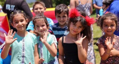 Buca Belediyesi, çocukların karne sevincine ortak oldu