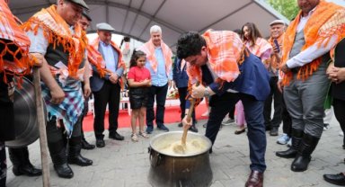 Buca’da Kiraz Festivali’ne büyük ilgi: Başkanlar keşkek dövdü