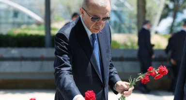 Cumhurbaşkanı Erdoğan, Bakü'de şehitliği ziyaret etti