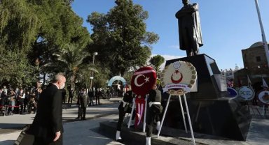 Cumhurbaşkanı Erdoğan, Lefkoşa'da Atatürk Anıtı'na çelenk bıraktı