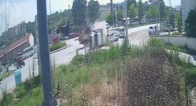 Dağıtım aracı otomobilin üzerine devrildi