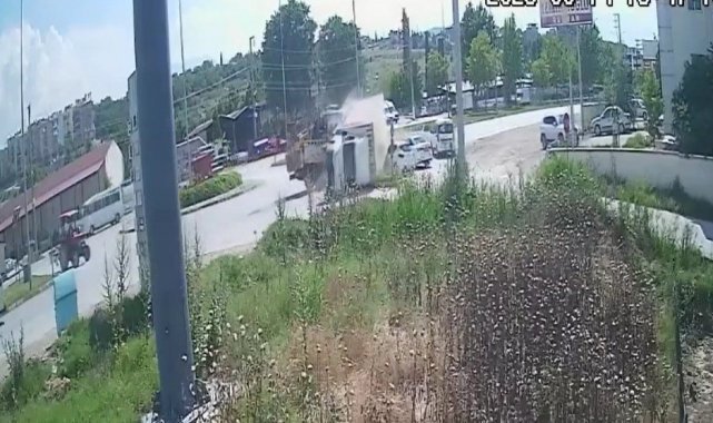 Dağıtım aracı otomobilin üzerine devrildi