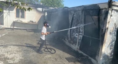 Depremzede ailenin konteynırı cayır cayır yandı