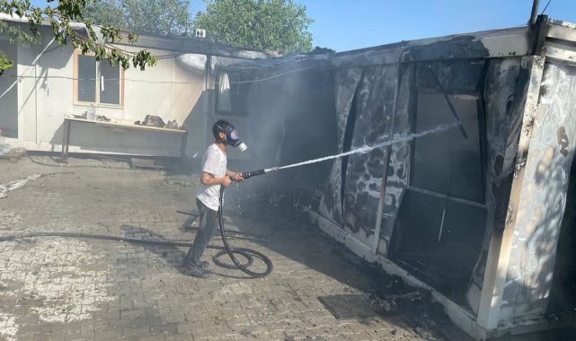 Depremzede ailenin konteynırı cayır cayır yandı