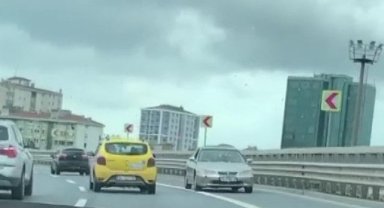 E-5'te geri geri giden otomobil şaşkına çevirdi