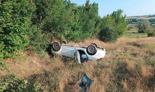 Elazığ'da otomobil tarlaya uçup ters döndü