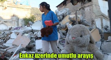 Enkaz üzerinde umutlu arayış