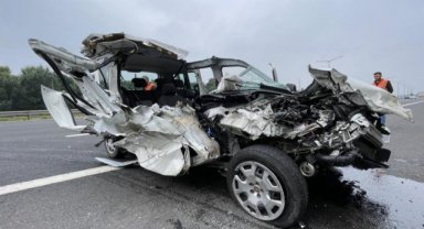 Feci kaza: Otomobil hurdaya döndü