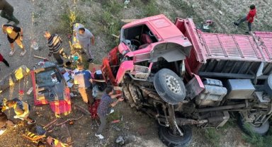 Feci kaza: Otomobile çarpmamak için köprüden uçtu