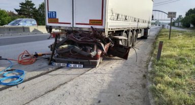 Feci kaza: Tıra ok gibi saplandı