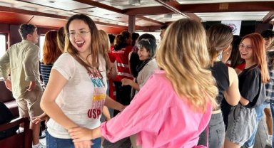 Genç İzmirliler yaza merhaba dedi