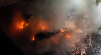 Geri dönüşüm tesisi alevlere teslim oldu: Fabrikadan geriye külleri kaldı