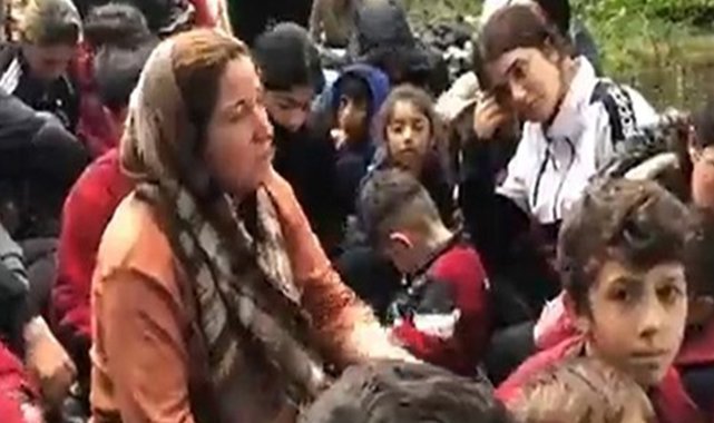 Göçmenler Yunanistan'da nehirdeki adacıkta mahsur kaldı