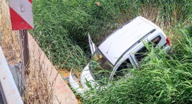 Hafif ticari araç yol kenarına savruldu