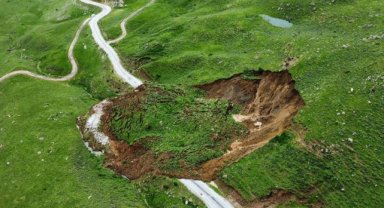 Heyelana bağlı yayla yolu çöktü