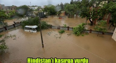 Hindistan'ı kasırga vurdu